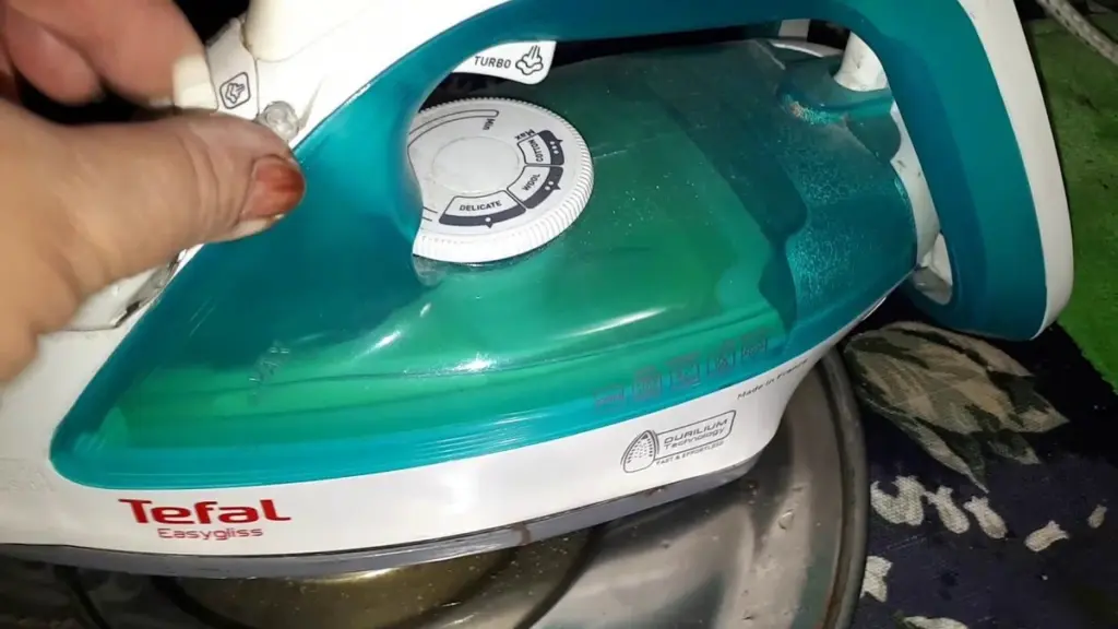 La verdad oculta en tu plancha: cómo un desastre de sarro me hizo limpiarla cada mes