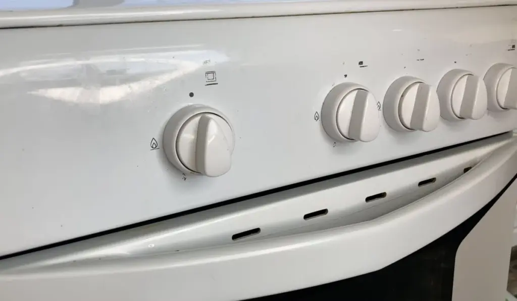 Limpia las perillas de tu estufa en 3 minutos sin desmontarlas: el truco infalible contra la grasa