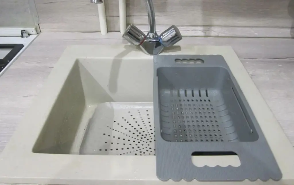 Olvida los atascos: el truco de la abuela con un solo ingrediente para desatascar tu fregadero