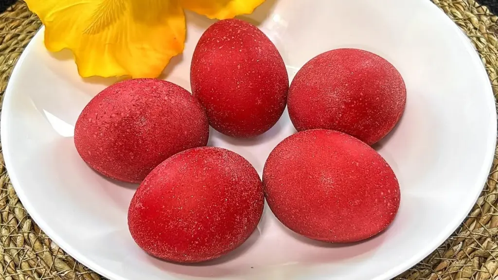 Olvídate de la cáscara de cebolla: sumerge tus huevos en este jugo para un color rojo fresa
