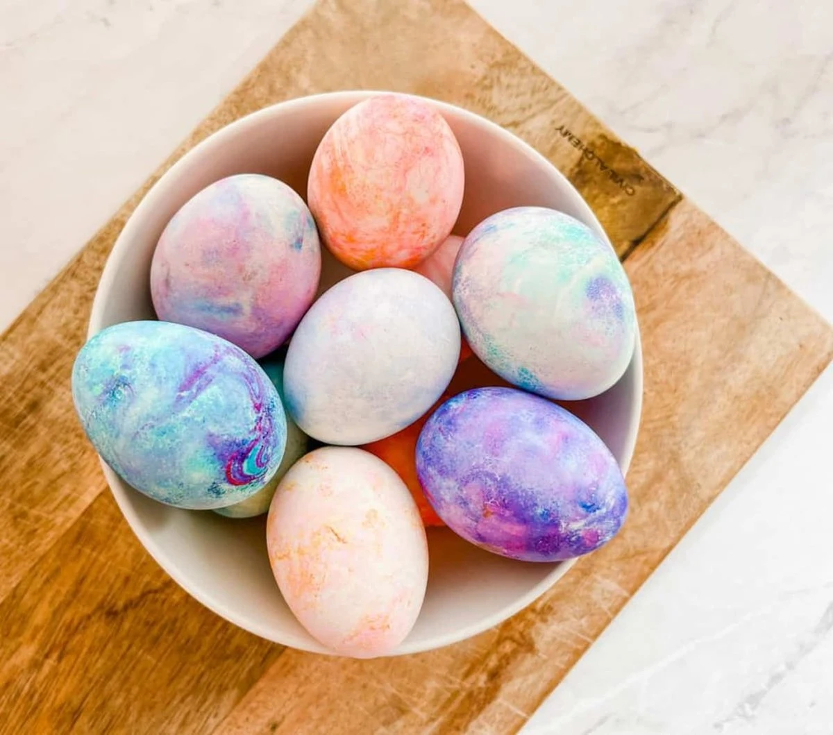 Olvídate de la cáscara de cebolla: sumerge tus huevos en este jugo para un color rojo fresa - image 1