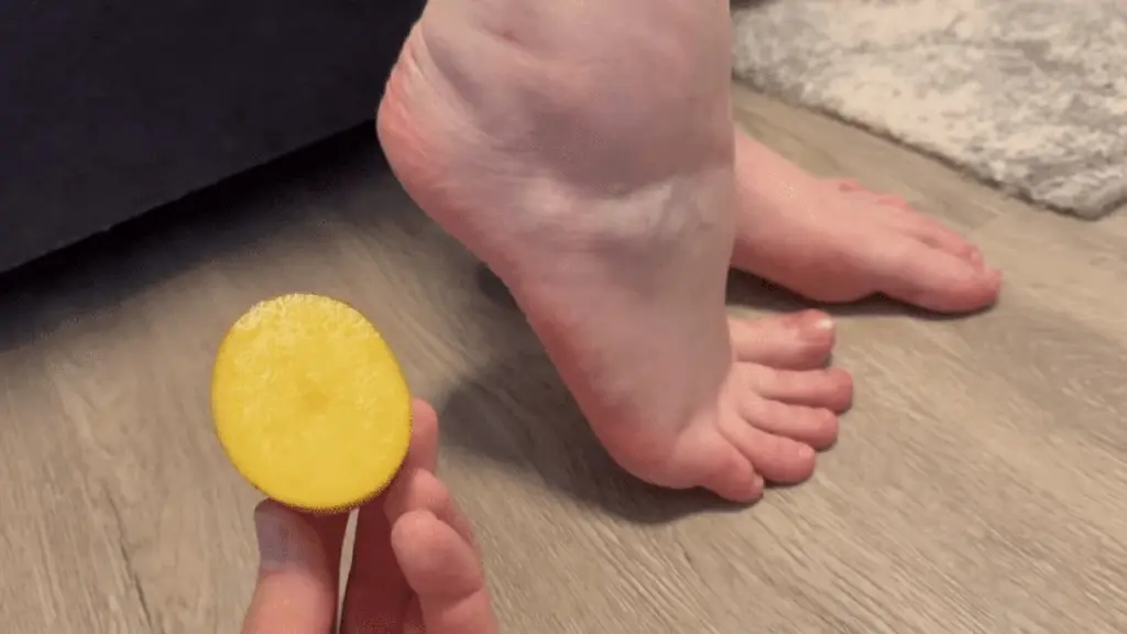 Papa y sal en tus pies: el truco casero que promete suavidad en 5 minutos