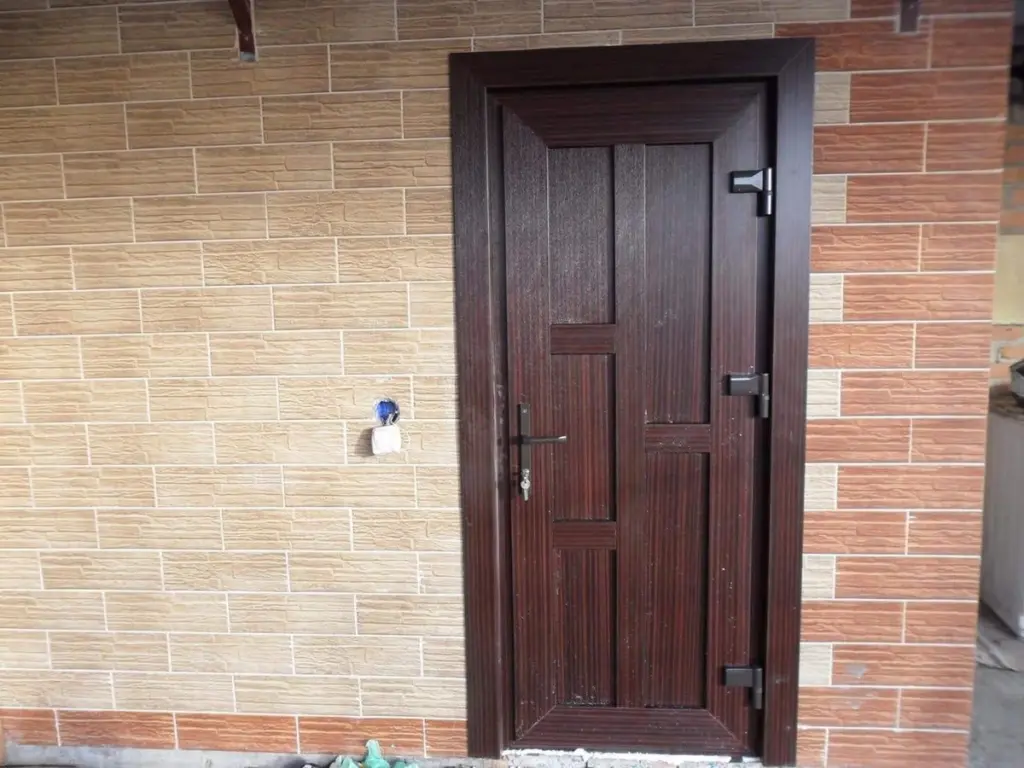 Piedras o alfombras movidas: 3 señales cerca de tu puerta que los ladrones usan para saber si no estás