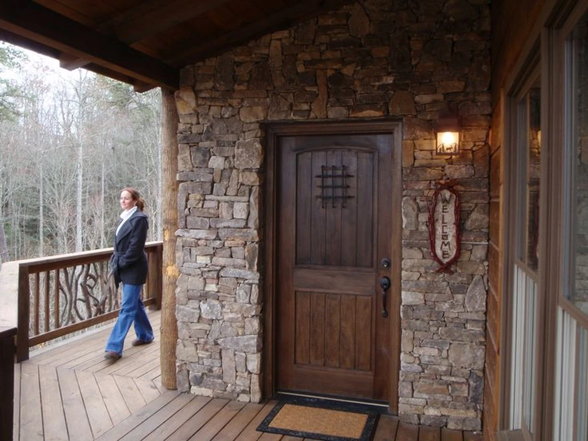 Piedras o alfombras movidas: 3 señales cerca de tu puerta que los ladrones usan para saber si no estás - image 1