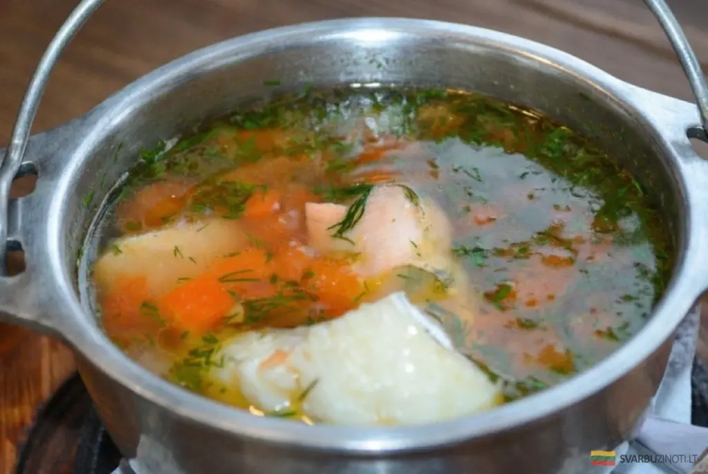 Por qué la auténtica sopa de pescado se hace sin tapa: el secreto de pescadores para un caldo claro y rico