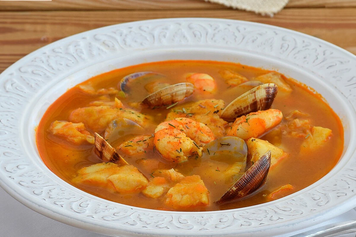 Por qué la auténtica sopa de pescado se hace sin tapa: el secreto de pescadores para un caldo claro y rico - image 1