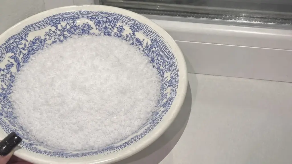 Por qué las amas de casa inteligentes ponen sal en el alféizar de la ventana