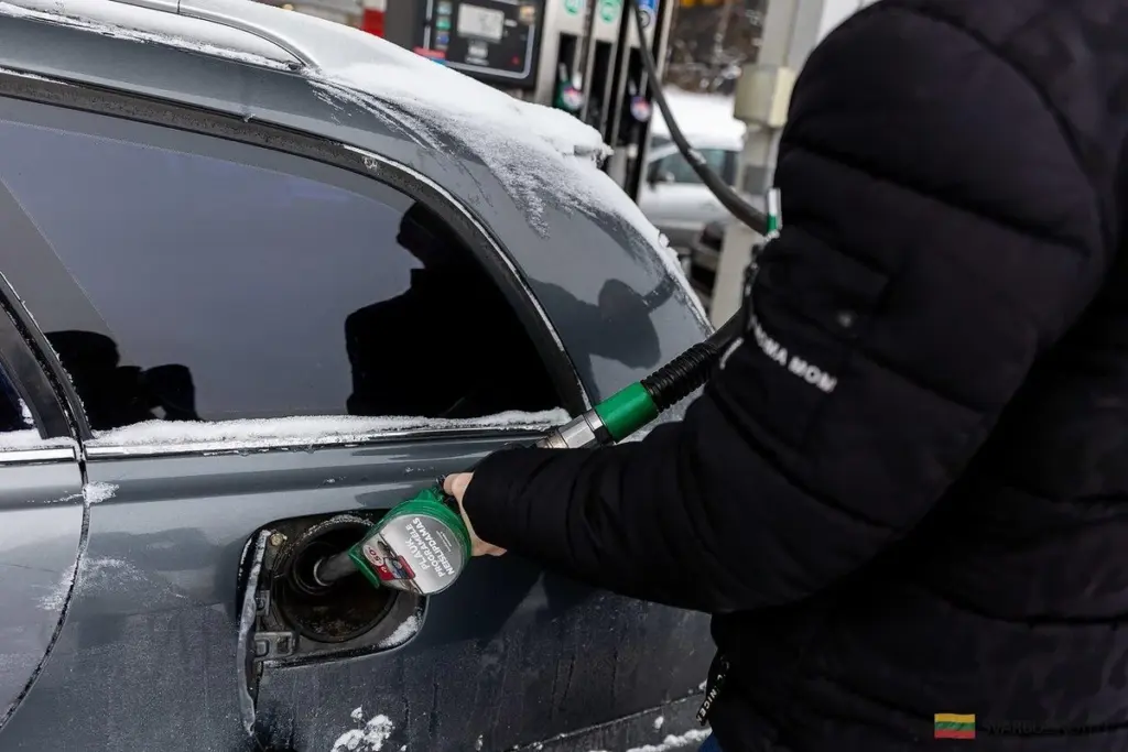 Por qué las gasolineras suben los precios de la gasolina al instante pero los bajan lentamente
