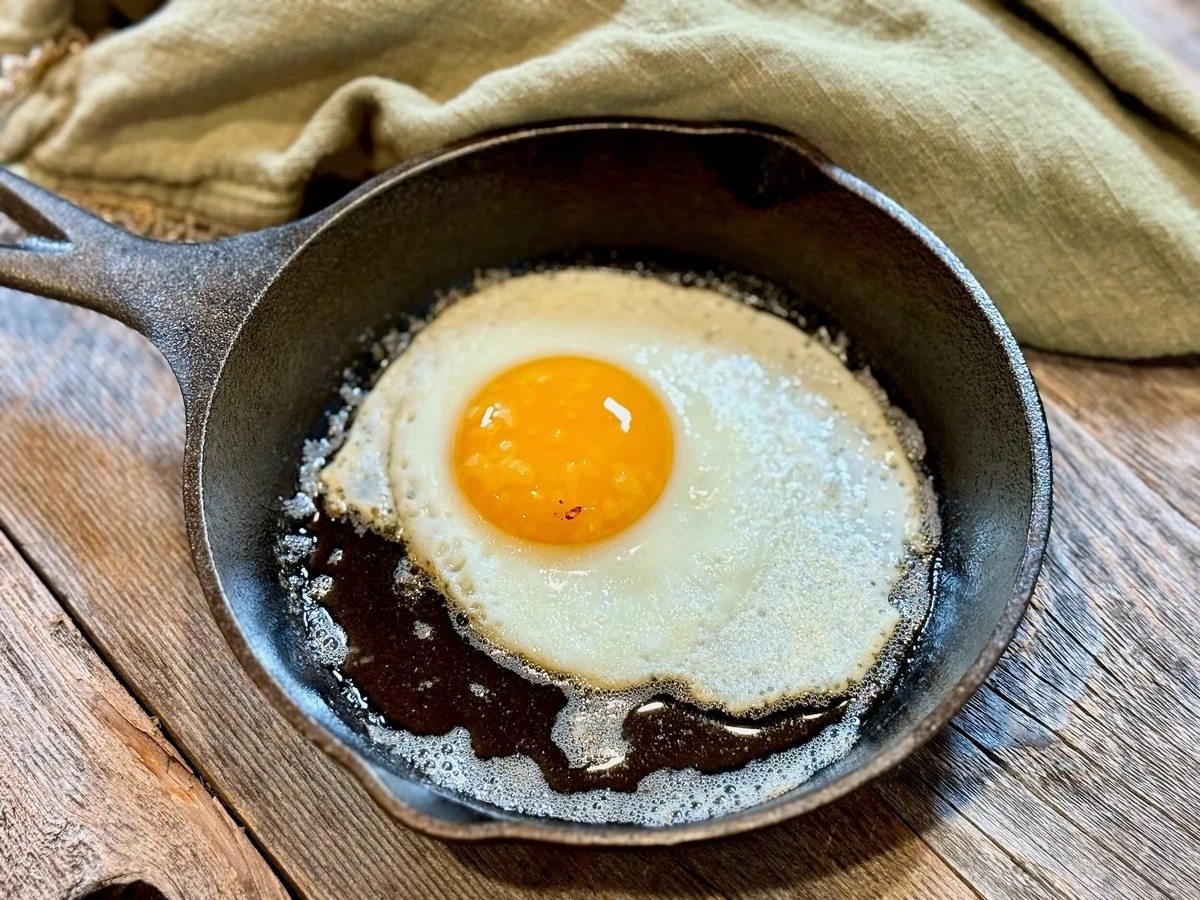 Por qué los chefs expertos cocinan huevos en grasa de tocino (y no en aceite) - image 1