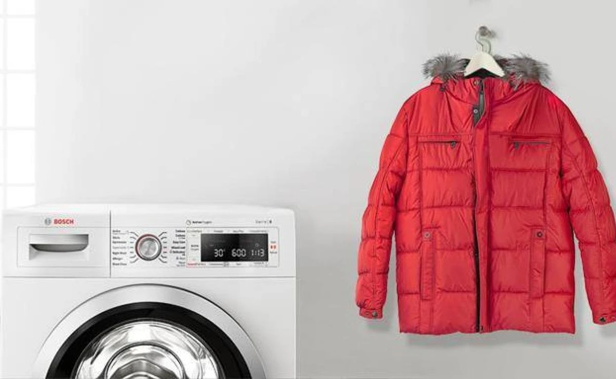 Pule tu chaqueta de plumas sin bolas de relleno: el truco de cocina que te salvará la vida - image 1