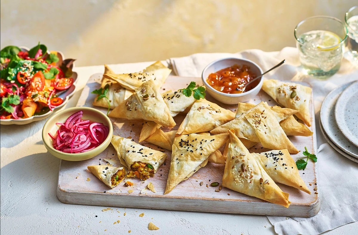 Samosas caseras de pollo jugoso: el truco secreto para una masa hojaldrada - image 1