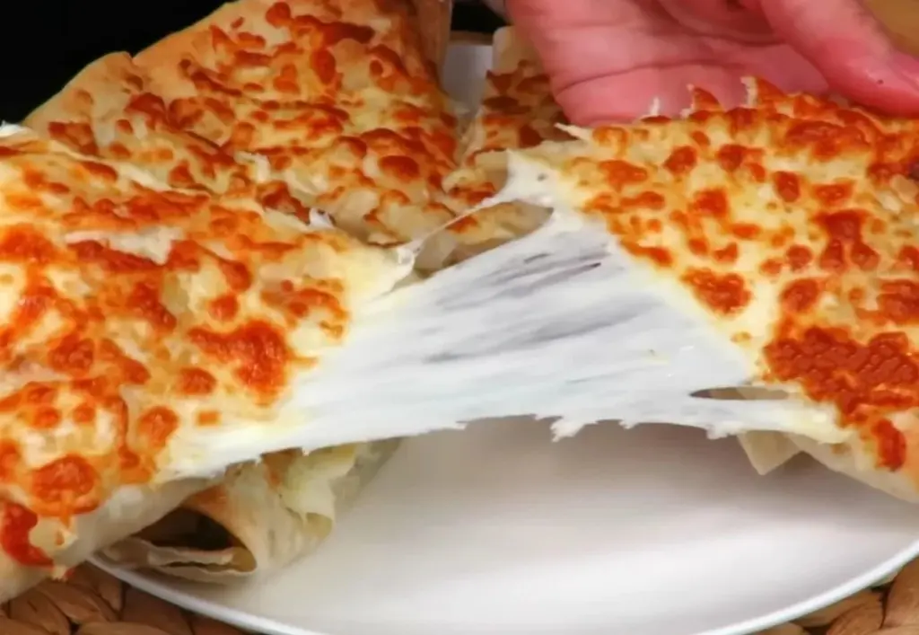 Trikampėliai iš pitos su vištiena ir sūriu: greitas ir sultingas receptas jūsų aerogriliui