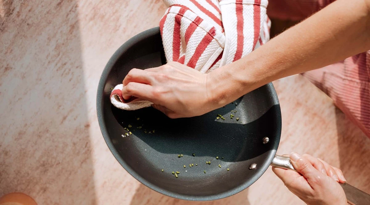 Tu sartén brillará de nuevo: 1 cucharada de algo que todos tenemos elimina la grasa quemada mientras te relajas | Buenas noticias - image 1