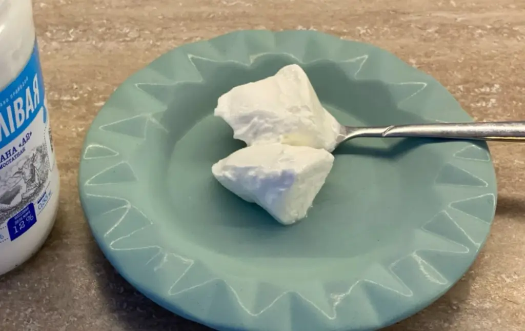 Un truco casero para detectar crema agria falsa en 5 horas