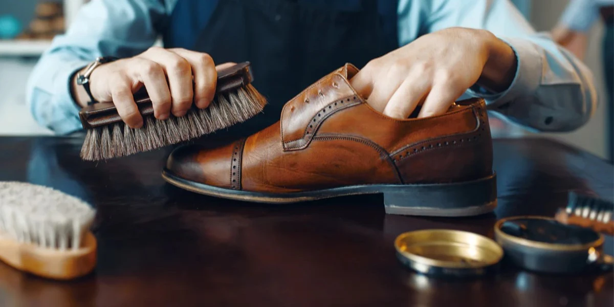Un truco con crema de manos barata revive tu calzado de cuero - image 1